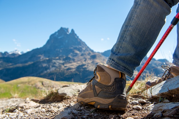 Primo piano di scarpe da escursionista, il Pic Ossau sullo sfondo