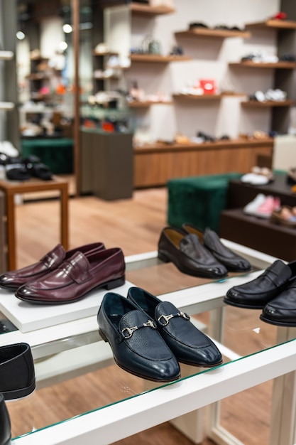 Primo piano di scarpe da uomo in pelle alla moda