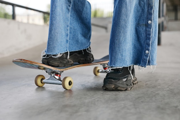 Primo piano di skateboard teenager