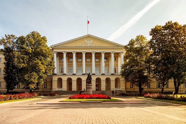 Primo piano di Smolny Palace il giorno del pomeriggio di sole