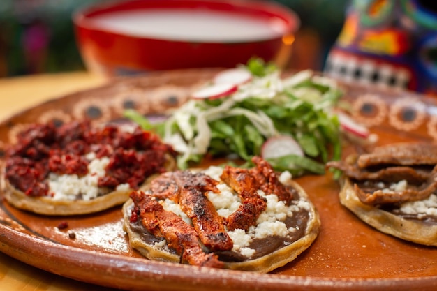 Primo piano di sopes di carne speziati messicani