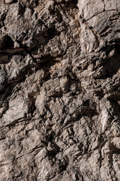 Primo piano di struttura incrinato muro di mattoni grigio