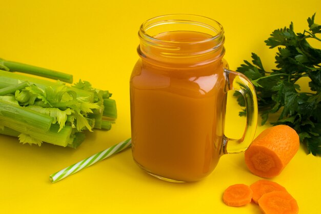 Primo piano di succo di sedano e carota