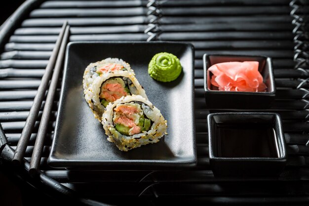 Primo piano di sushi fresco con wasabi e salsa di soia