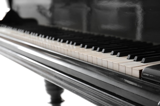 Primo piano di tasti del pianoforte a coda