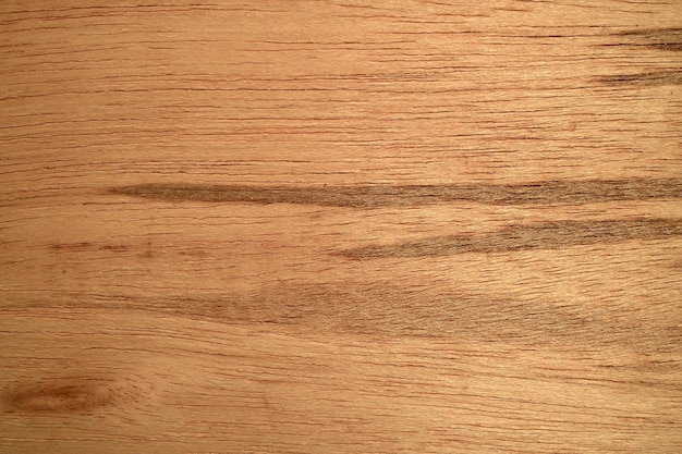 Primo piano di tavole di legno sullo sfondo di una struttura in legno scuro naturale