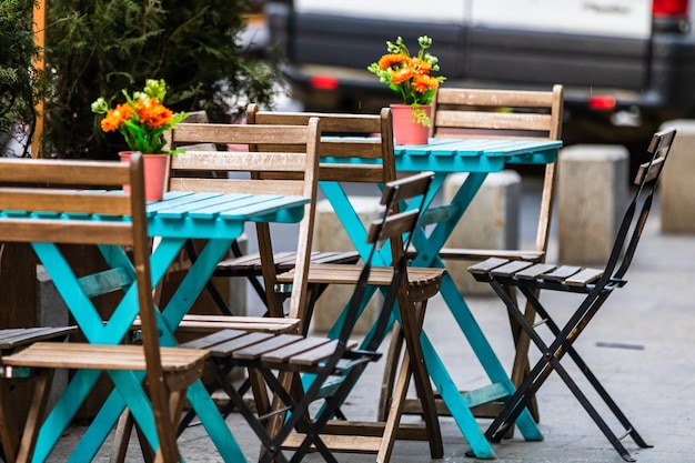 Primo piano di tavoli vuoti con sedie vuote in un ristorante all'aperto locale a Bucarest, Romania, 2021