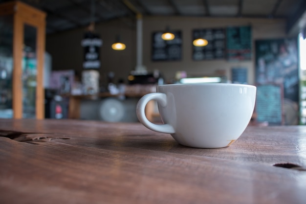 Primo piano di tazza di caffè caldo arte latte sul tavolo di legno