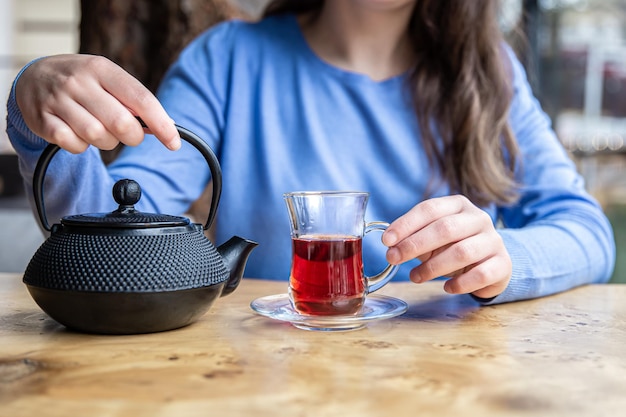 Primo piano di tè e teiera in ghisa nera testurizzata