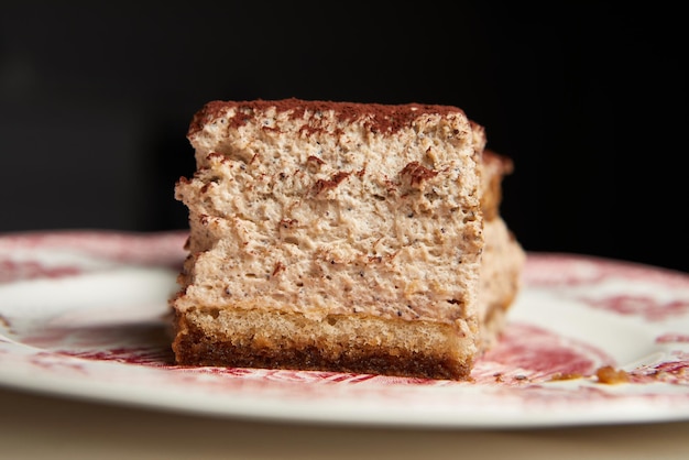 Primo piano di tiramisù in un bel piatto