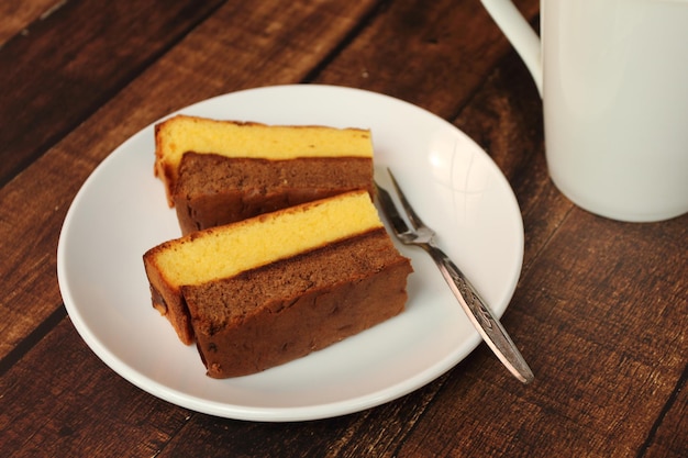 Primo piano di torta a strati di cioccolato e vaniglia sulla piastra bianca