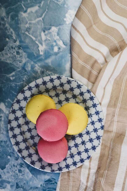 Primo piano di torte di macarons di diversi colori