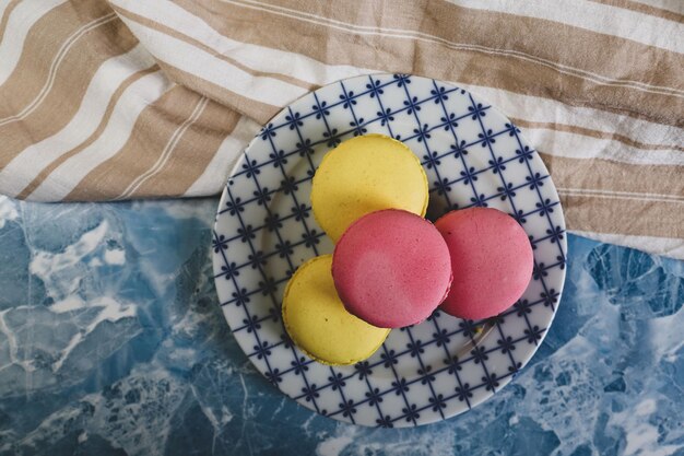 Primo piano di torte di macarons di diversi colori