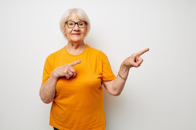 Primo piano di trattamento degli occhiali di stile di vita di salute della donna anziana
