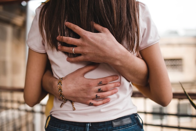 Primo piano di un abbraccio di coppia Couple