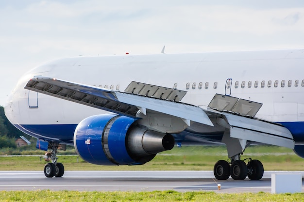 Primo piano di un aereo di linea commerciale in rullaggio