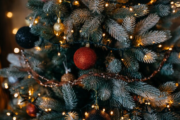 Primo piano di un albero di Natale decorato