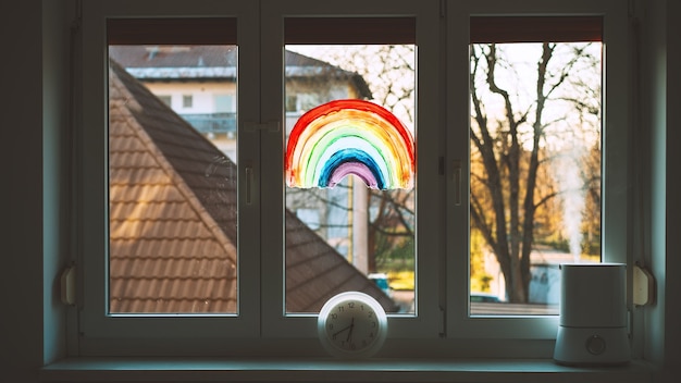 Primo piano di un arcobaleno dipinto sulla finestra