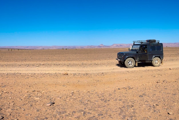 Primo piano di un'auto 4X4 con sfondo desertico