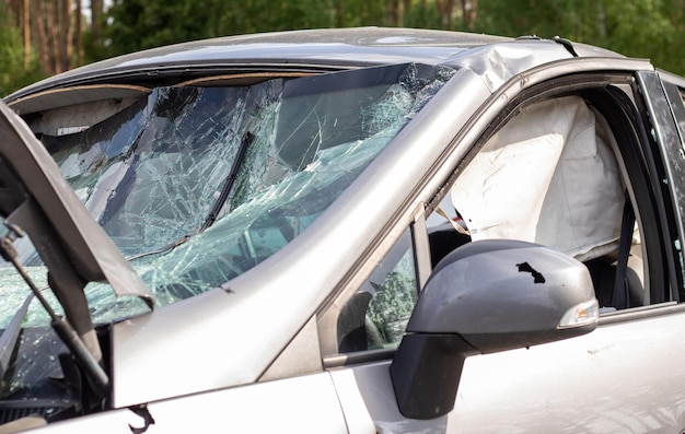 Primo piano di un'auto con un parabrezza rotto dopo un incidente mortale Conseguenza di un incidente stradale mortale