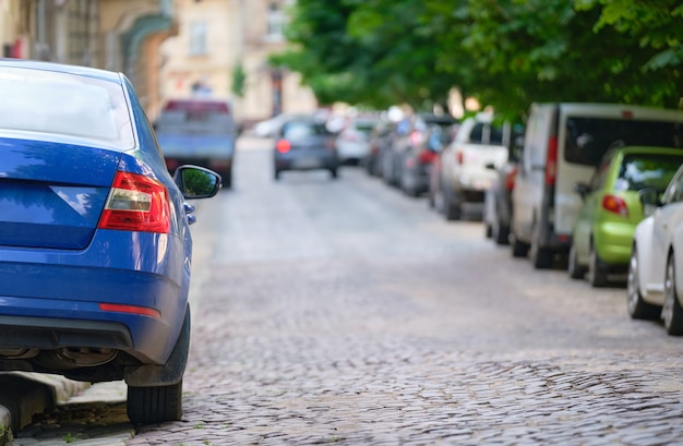 Primo piano di un'auto parcheggiata illegalmente contro le regole del traffico sul lato della strada pedonale della città.