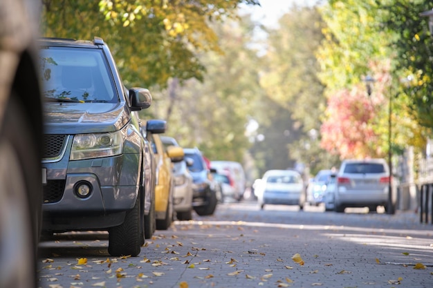 Primo piano di un'auto parcheggiata illegalmente contro le regole del traffico sul lato della strada pedonale della città