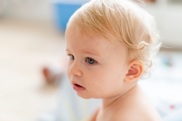 Primo piano di un bambino biondo carino