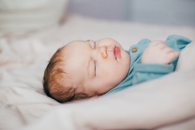 Primo piano di un bambino che dorme nel letto