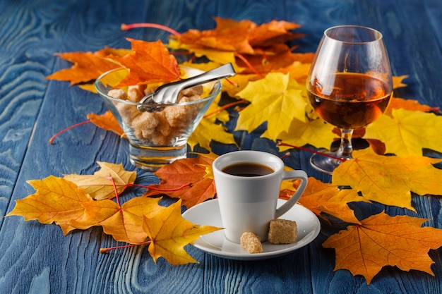 Primo piano di un bicchiere di cognac e caffè