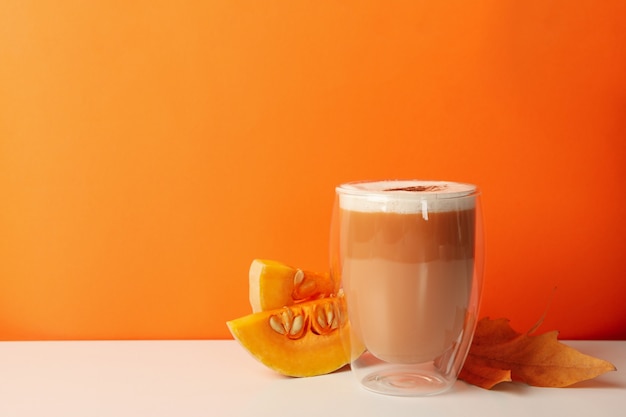 Primo piano di un bicchiere di latte di zucca