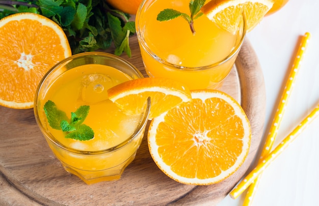 Primo piano di un bicchiere di succo d&#39;arancia con frutti di arance