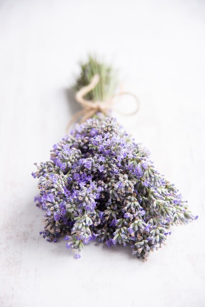 Primo piano di un bouquet di lavanda.