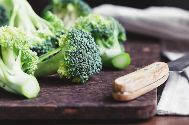 Primo piano di un broccolo fresco su un tagliere Il concetto di cibo vegetariano e sano