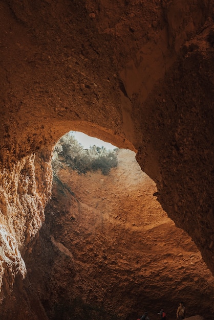 Primo piano di un canyon con la luce che attraversa una fessura