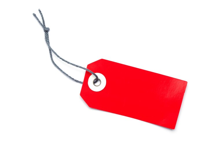 Foto primo piano di un cartellino del prezzo rosso su sfondo bianco