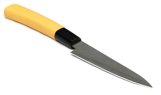 Primo piano di un coltello da cucina su sfondo bianco