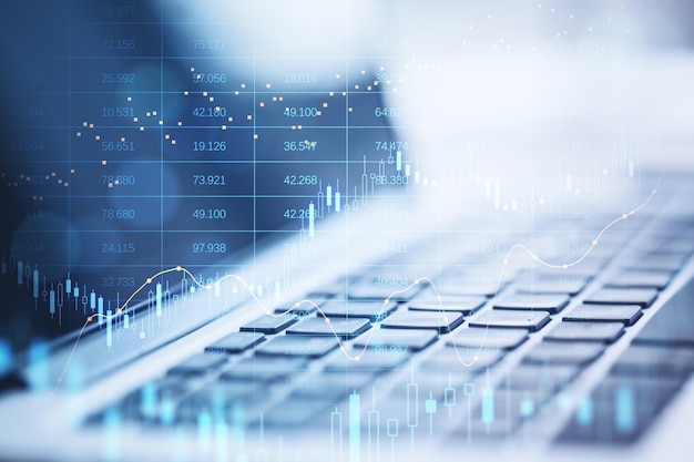 Primo piano di un computer portatile con grafico a candelabro forex forex incandescente astratto su sfondo sfocato Investimento in tecnologia commerciale e concetto di analisi Doppia esposizione