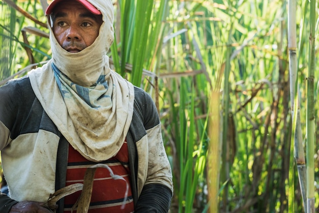 Primo piano di un contadino indigeno con il viso coperto per proteggersi dai raggi del sole