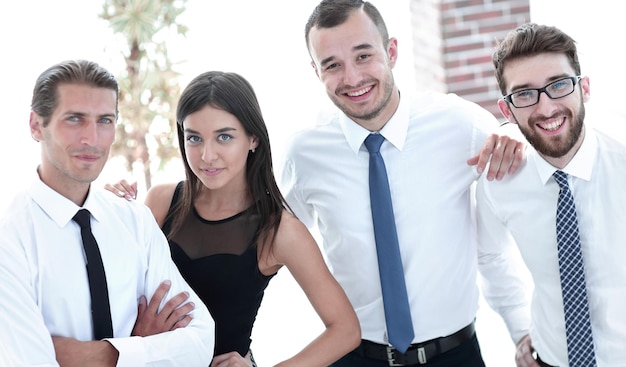 Primo piano di un felice team aziendale di personeil concetto di lavoro di squadra