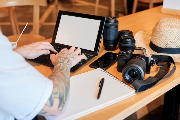 Primo piano di un fotografo che lavora a distanza in una caffetteria