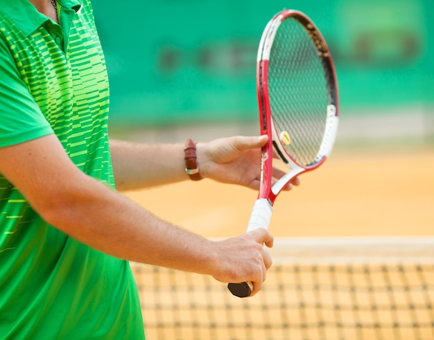 Primo piano di un giocatore di tennis in piedi pronto per un servizio