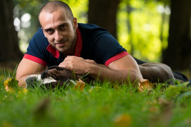 Primo Piano Di Un Giovane Con Il Suo Cane