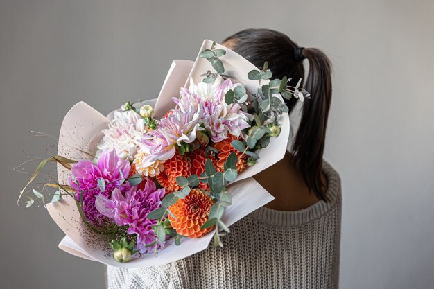 Primo piano di un grande bouquet festivo con fiori di crisantemo