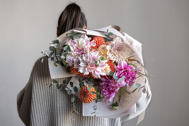 Primo piano di un grande bouquet festivo con fiori di crisantemo