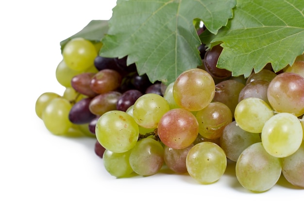 Primo piano di un grappolo di uva verde fresca dolce