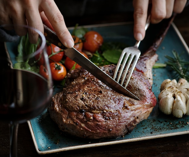 Primo piano di un'idea di ricetta per la fotografia di cibo di braciola di agnello