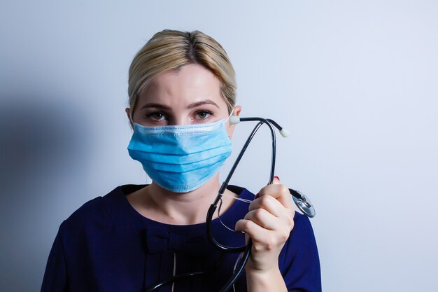 Primo piano di un'infermiera professionista sanitaria che indossa una maschera di protezione