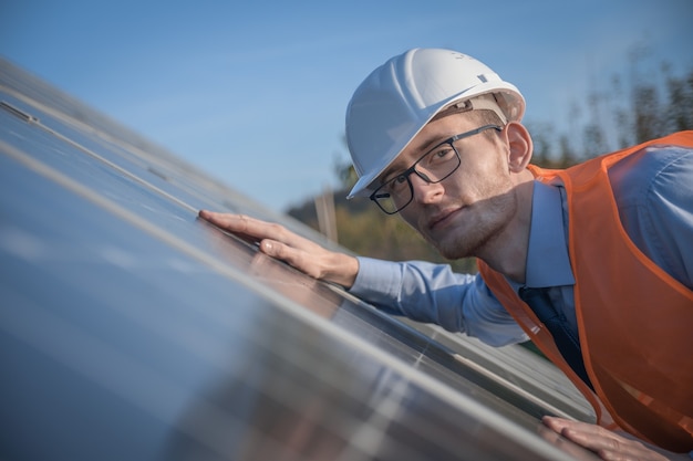 Primo piano di un ingegnere che ispeziona i pannelli solari