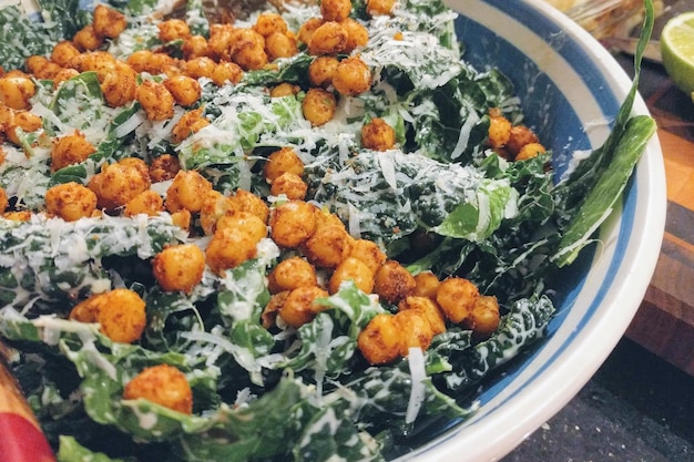 Primo piano di un'insalata Kale Caesar con ceci cajun