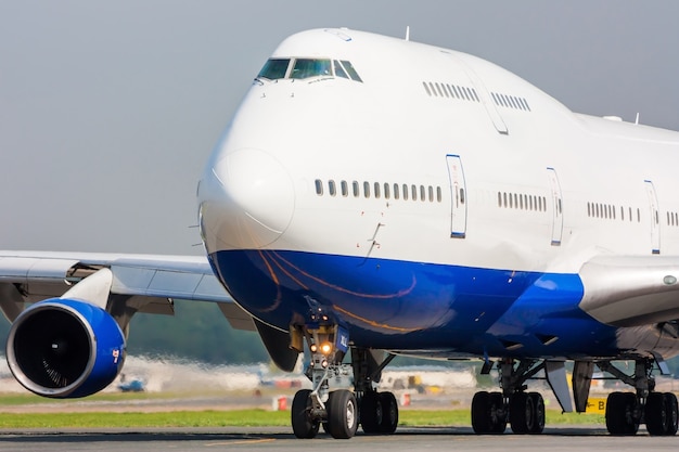 Primo piano di un Jumbo Jet commerciale in rullaggio